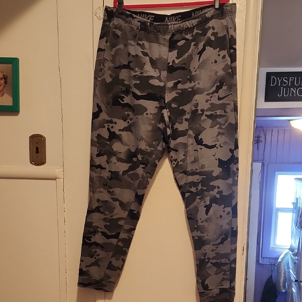 🔥Nike EUC 4XL Men's Camo Jogger Pants - Black and Gray